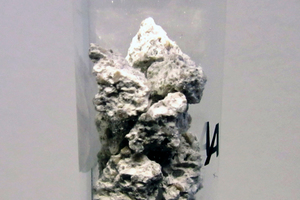  5 Mercury porosimetry measuring cell (0.5 cm<sup>3</sup> cell volume) filled with thin-bed mortar fragments 