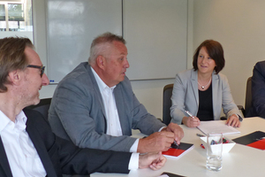  1 Michael Hünerlage, Harald Schwab and Klaus Röpke, (left to right) in conversation with Anett Fischer, ZKG International  