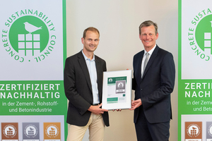  1 Dr Thomas Sievert, Head of Quality &amp; Technical Consulting at Dyckerhoff, received the CSC certificates from BTB General Manager Dr Thomas Aßbrock  