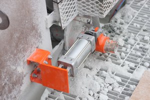  4 The Automated Blade System eliminates the need for manual blade tensioning 