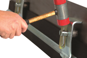  <div class="bildtext_en">Flexco supplies Flex-Lok skirt clamps for a wide range of load levels. They can be easily installed by one person</div> 