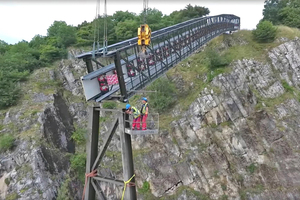  1 Dizzying heights: The technicians are mounting the suspended elements of the conveyor to the steel structure. Cranes were used to exactly manoeuvre the assembly 