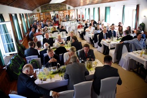  <div class="bildtext_en">4 Employees, plant management and shareholders celebrated the 130<sup>th</sup> founding anniversary together</div> 