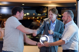  4b The company Interwaste won one of the three “Alternative Fuel Awards“: Aeren Young, Interwaste, Dirk Lechtenberg, MVW, and Mike Nicholls, Interwaste (left to right) 