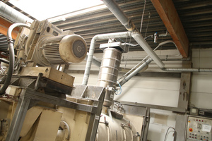  7 Vacuum conveyors carry the bulk materials through the piping. These machines are among the largest compressed air users at the Schomburg plant 