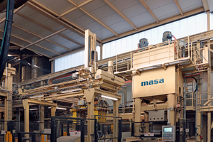  On this HDP 1200 J sand-lime brick press produced by Masa and equipped with servo hydraulics, a Dutch manufacturer produces large format slabs faster and at a constantly high quality with considerably lower use of energy 