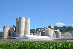  3 In the foreground, the new packing hall and four silo towers serving the new loading facility 