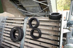  3 The hook separator ensures that the tyres are not stacked on top of each other  