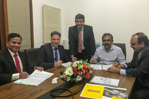  During the signing of the contract in early February: ONYX’s Chairman Nandana Lokuwithana (second from right) and Gebr. Pfeiffer’s Chairman Mathias Dülfer (second from left), surrounded by colleagues from the Gebr. Pfeiffer’s Indian subsidiary 