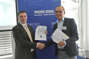  5 Helmut Ehnes (BG RCI) and Kai Wagner (Head of the VDZ Occupational Safety Working Committee) during the signing of the Vision Zero cooperation agreement in 2017 