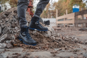  The ‘Safety Grip’ sole technology, as on Elten’s ‘Alessio blue Mid ESD S3’ safety boots, offers great stability whatever the surface 