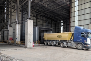  1 A truck unloads RDF at a reception station with a capacity of approximately 100 m³ 