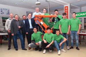  Florian Salzer, Operations Manager of the Wietersdorf cement plant, and Christian Schellander, Head of the Electrical Engineering Department, (both wearing a jacket &amp; blue shirt) handed over an industrial robot to the mechatronics department of HTL1 Klagenfurt on behalf of w&amp;p Zement GmbH 