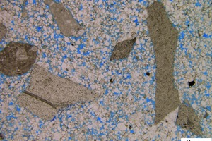  4 LM image of the thin section of the KS+ sample impregnated with blue resin a) 10x magnification b) 100x magnification 