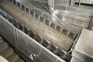  Example: Aumund Pan Conveyor type KZB for clinker  