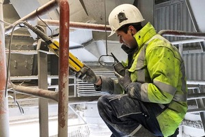  Western limestone mechatronics engineer Jimmy Besse. As part of the so-called winter repairs, in January he took care of the large-scale technical machinery at the Westkalk plant in Warstein. In February, Jimmy Besse is on duty at the Kallenhardt plant 