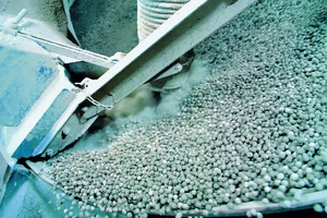  Components from Siemens, including a new Simotics motor, help the customer produce cement more efficiently and achieve higher production rates. In addition, safety at the plant has been improved 