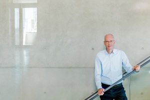  1 Dr Martin Schneider, Chief Executive Officer of the VDZ (German Cement Works Association) and Head of the Research Institute, in the new entrance hall 