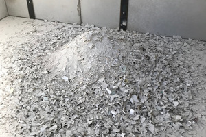  2 Gypsum waste after initial shredding in the BHS pre-shredder: The procedure allows for reliably sorting of metal parts 