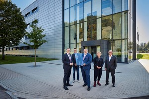  2 Matthias Altendorf hands over a rectangle made of fused glass to Dr. Peter Selders in front of the new building, from which the new mural “Global Player” is made. On the picture (from left): Dr. Peter Selders, Managing Director of Endress+Hauser Level+Pressure in Maulburg, architect Thomas Duttlinger, Matthias Altendorf, CEO of the Endress+Hauser Group, artist Britta Schmidhauser and Dr. Klaus Endress, President of the Supervisory Board of the Endress+Hauser Group 