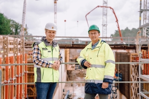  4 Björn Kranz, Project manager for Johann Bunte GmbH &amp; Co. KG, and Christoph Schemmann, Northern Division Consulting and Sales for HeidelbergCement, inspect the construction site 