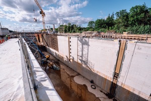  2 The thickness of the lock walls ranges from 3 to 6 m; the walls are concreted in individual sections 