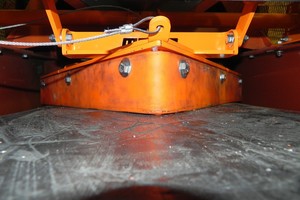  <div class="bildtext_en">1 The V-Plow HD hub mounts can be welded or bolted to the hanger bars</div> 