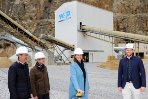  Robert Schmied, Site Manager in Peggau, Lutz Weber, Managing Director of w&amp;p Zement, State Councilor Barbara Eibinger-Miedl and Jürgen Kolp, Mining Manager in Peggau at the first commissioning of the new raw stone processing plant (from right to left) 