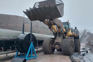  A wheel loader supported the installation work of the rubber conveyor belt in the Kallenhardt quarry. The employees were specially instructed for this assembly work 