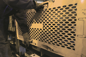  <div class="bildtext_en">3 Distinctive orange safety grates from Martin Engineering are prominent throughout many safety-minded organizations</div> 