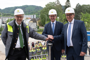  1 Plant Manager Christian Breitenbaumer, Provincial Councilor Markus Achleitner and Managing Director Erich Frommwald (from left to right) at the ceremonial opening of the burnout line on May 13, 2022 at the Kirchdorf cement plant 