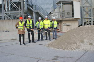  Groundbreaking ceremony for Germany’s first CO2 capture plant for cement production, from left: MEP Angelika Niebler, Company Director Mike Edelmann, Dr. Helmut Leibinger, Head of Plant and Process Engineering, Anton Bartinger, authorized signatory and technical manager of the cement division, and Günther Wunsam, commercial manager of the cement division at Rohrdorfer  