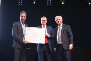  4 stela Laxhuber was recently awarded the Bavarian SME Prize (f.l.t.r.): XXXX XXXX, XXXXXXXXXX, Thomas Laxhuber, Managing Director, and Peter Glas, Vice President of the Lower Bavarian Chamber of Industry and Commerce 