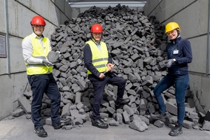  2 At the Mireco Mitterdorf plant: Constantin Beelitz, President Europe – RHI Magnesita; the Austrian Vice Chancellor Werner Kogler; and Heidrun Scheikl, Plant Manager Mireco Mitterdorf (f.l.t.r.) 