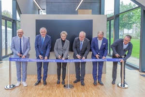  3 The inauguration ceremony with Thomas Kralinski, State Secretary, Saxon State Ministry for Economics, Labour and Transport; Thomas Schmidt, Minister of State, Saxon State Ministry for Regional Development; Prof. Ursula Staudinger, Rector Technische Universität Dresden; Prof. Manfred Curbach, Director of the Institute of Concrete   Structures; Hans-Peter Hiepe, Ministerial Councillor in the Innovation Promotion and Structural Strengthening Department of the Federal Ministry of Education and Research; Jan Donhauser, Mayor of Education of the City of Dresden (f.l.t.r.) 