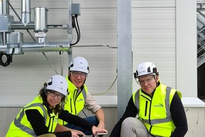  2 Martina Schwarzmüller, Thomas Mairegger and Philipp Stadler from Net Zero Emission Labs, with freshly bottled carbon dioxide from the Rohrdorf CO2 recovery plant (f.l.t.r.) 