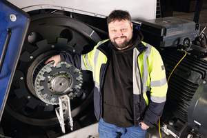  3 Daniel Vermeulen, Technical Operations Manager, in front of the Komet Series 3 belt drive incl. safety clutch and automatic belt tensioning system (ATB) 