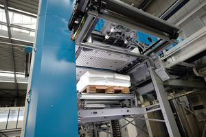  2 The lifting gear of the Beumer paletpac in action. With cement, for example, the machines can achieve a throughput of up to 6000 bags per hour 