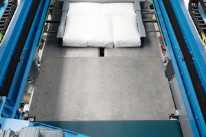  1 The new Beumer paletpac with undercarriage for a single or double pusher. Layers with dimensions up to 1500 x 1300 mm can be prepared and pushed to the deposit table 