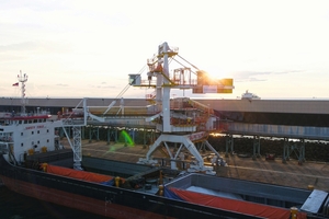  1 In the port environment, ship loaders ensure the fast, reliable loading of ships with bulk materials – for example urea fertilizers 