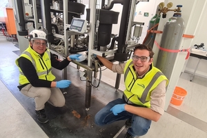  2 From left: Dr. Philipp Stadler and Thomas Mairegger from the Net Zero Emission team fill formic acid, which was synthesised from CO2 captured in the Rohrdorf cement plant 