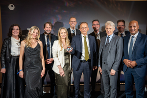  3 Flender CEO Andreas Evertz (front 3rd from right) and Head of CSR Kimberley ten Broeke (front 4th from right) receive the German Sustainability Award together with other representatives of the Flender management 