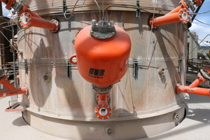  4 The outward facing valve allows safe servicing by one worker without a shutdown 