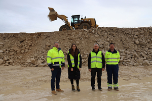  1 Wolfgang Wagner, senior sales representative at Zeppelin’s Erlangen branch, Theresia Brändle, product manager responsible for medium-sized wheel loaders at Zeppelin, Dieter Huber, company owner and partner, and Manfred Betz, service technician at Zeppelin’s Erlangen branch (from left) 