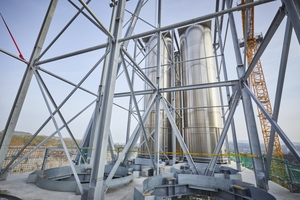  In the silos, the PCC will be deaerated by sedimentation and fed from there into three HAVER &amp; BOECKER packers, depending on requirements and customer application 