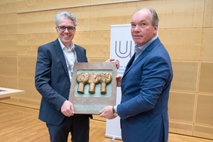  2 Holcim Germany was honored for its “Carbon2Business” project at the Lägerdorf site, with which the company is implementing climate-neutral cement production 