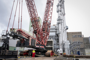  3 Heavy lifting of the stripper column on the confined construction site 