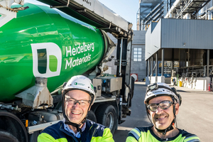  Brevik plant: First deliveries of evoZero® leave the Brevik plant. Left to right: Vetle Houg, Managing Director Cement Norway; Per Ole Morken, Plant Manager Brevik 