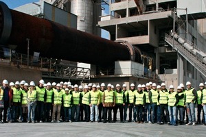  3 Technical discussions during the plant tour • Technischer Austausch ­während der Werksbesichtigung 