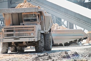  2b The limestone is transported to the crusher by a dump truck • Der Kalkstein wird per Kipper zum Brecher gefahren 